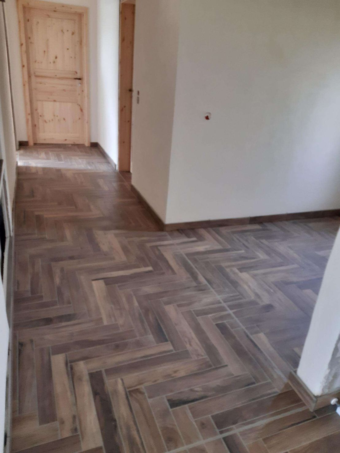 Fliesen in Holzoptik und Fischgrätenverband homify