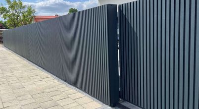 Dicker vertikaler Lamellenzaun Metallzaun.de Vorgarten moderner zaun,zaun ohne pfosten,zaun pfosten nicht sichtbar,vertikal zaun,vertikaler zaun,zaunelement vertikal