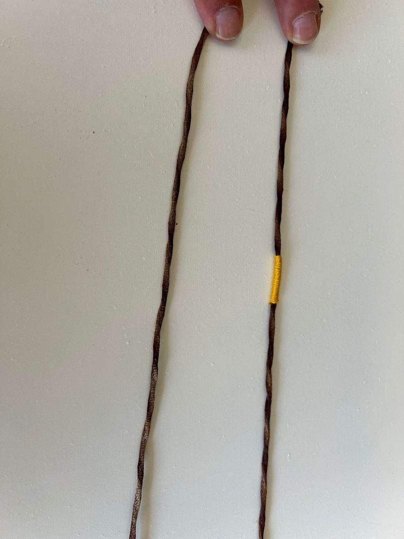 Adım 3: İpliği deri kordonun etrafına sarın