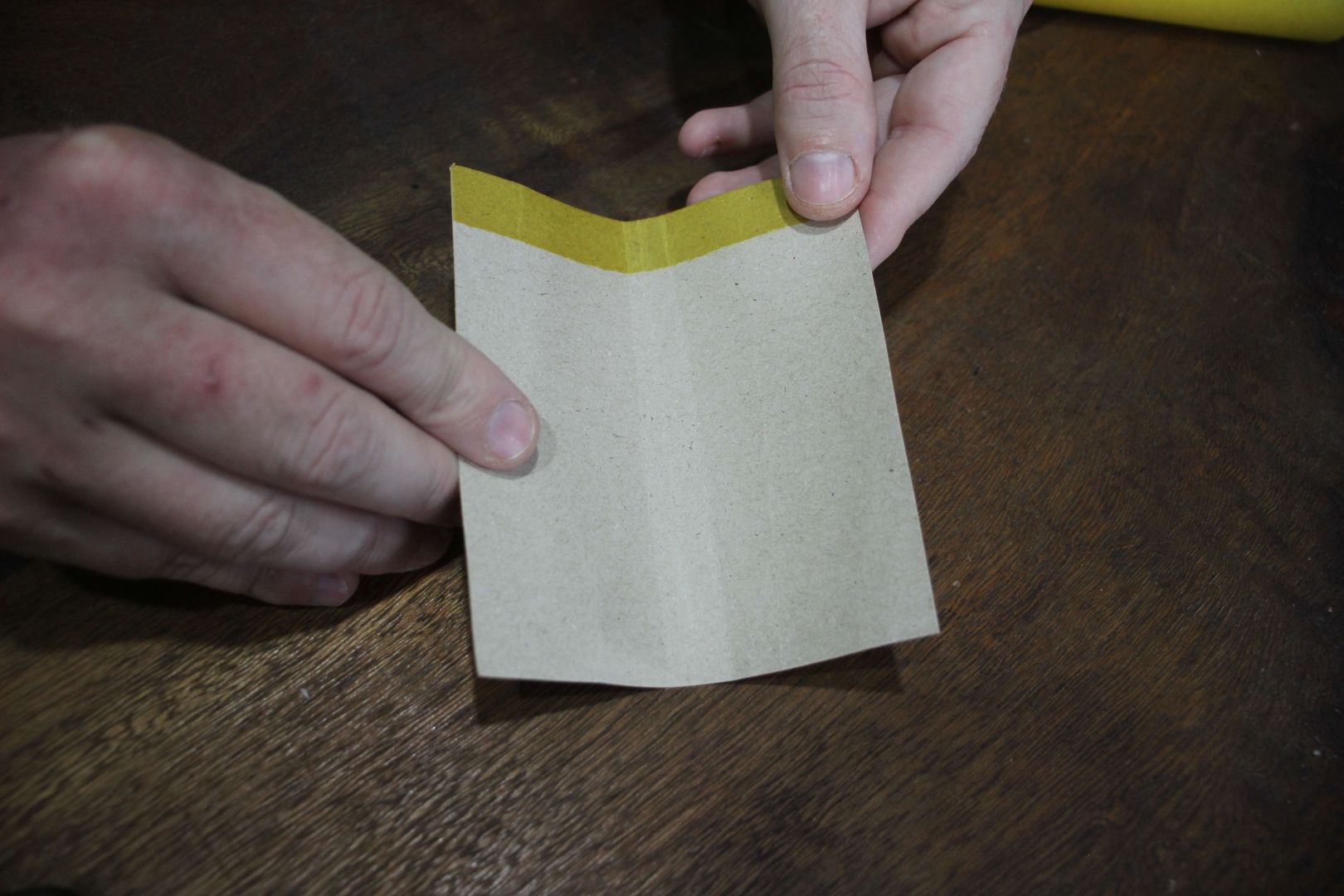 Adım 4: Karton Kağıdı Kitap Kapağı Şeklinde Kesin