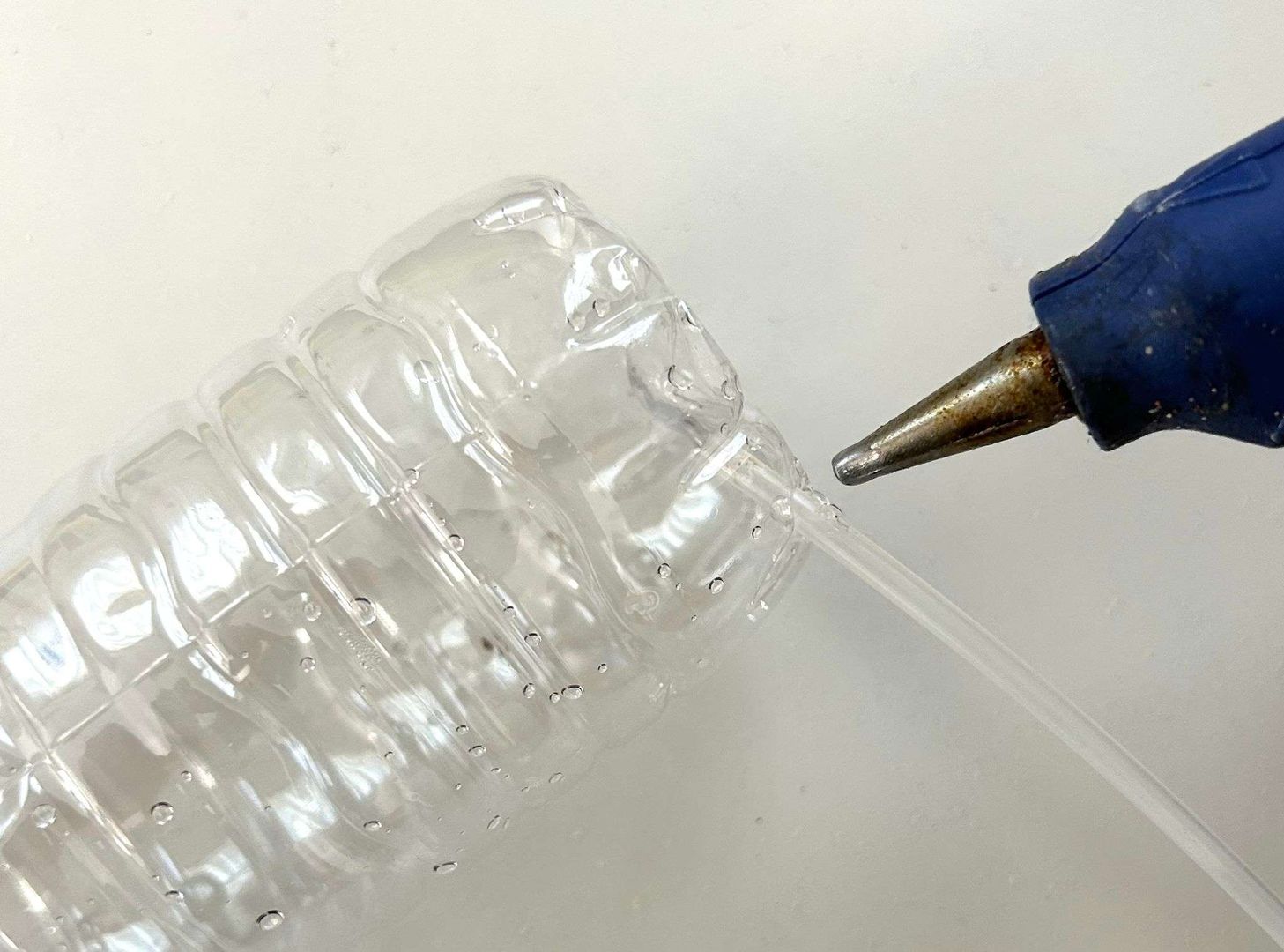 Adım 6: Bir delik açın ve sprey tüpünü içeri sokun