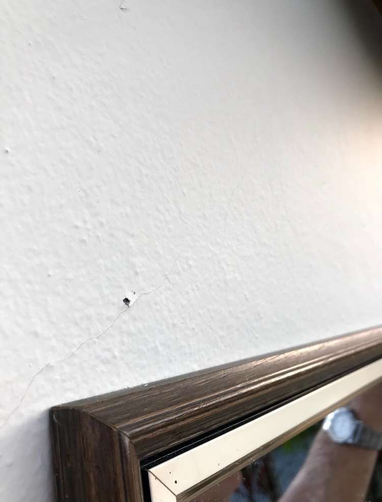 Adım 1: Aynayı asmak için duvarı seçin