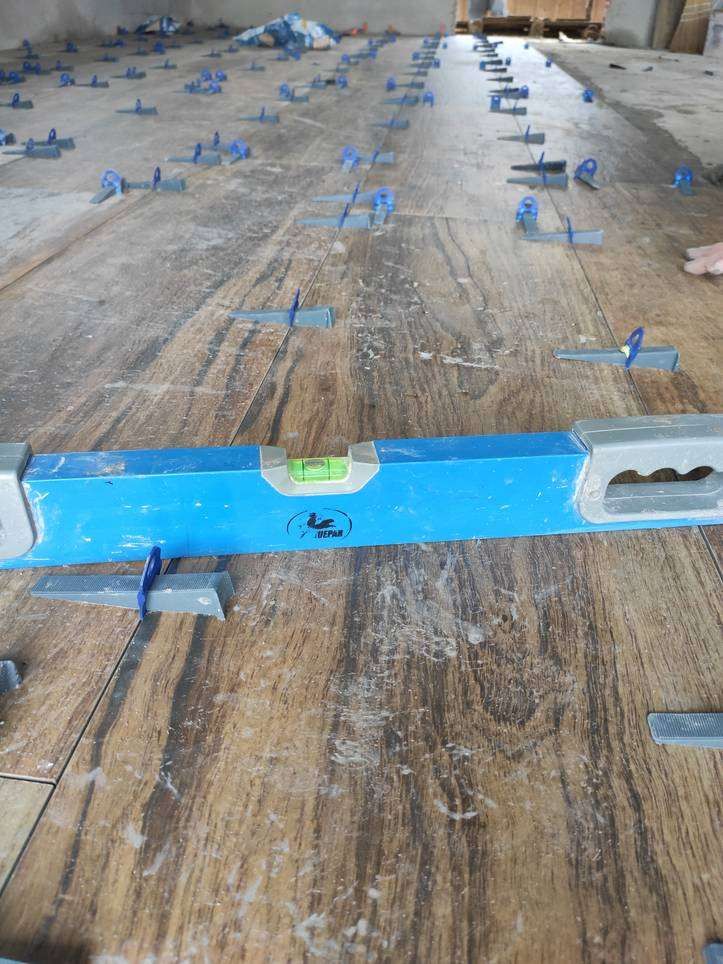 Adım 11: Bir tesviye aletiyle kontrol edin