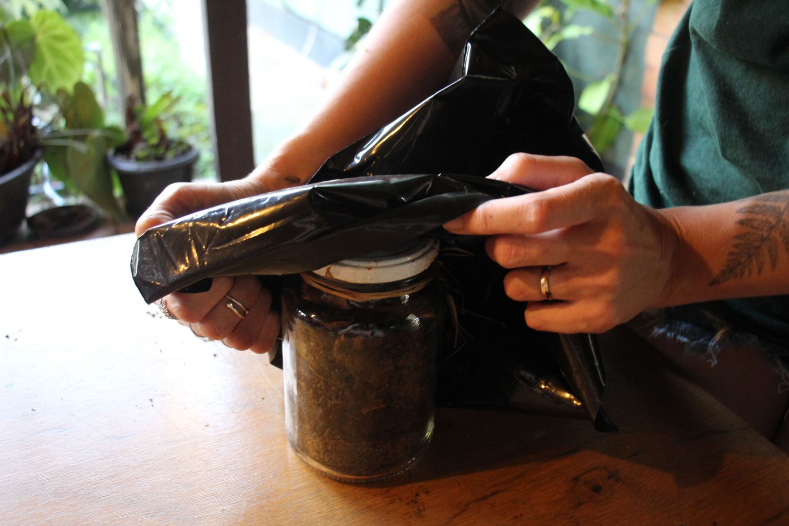 Adım 10: Konserve kavanozunu sarın