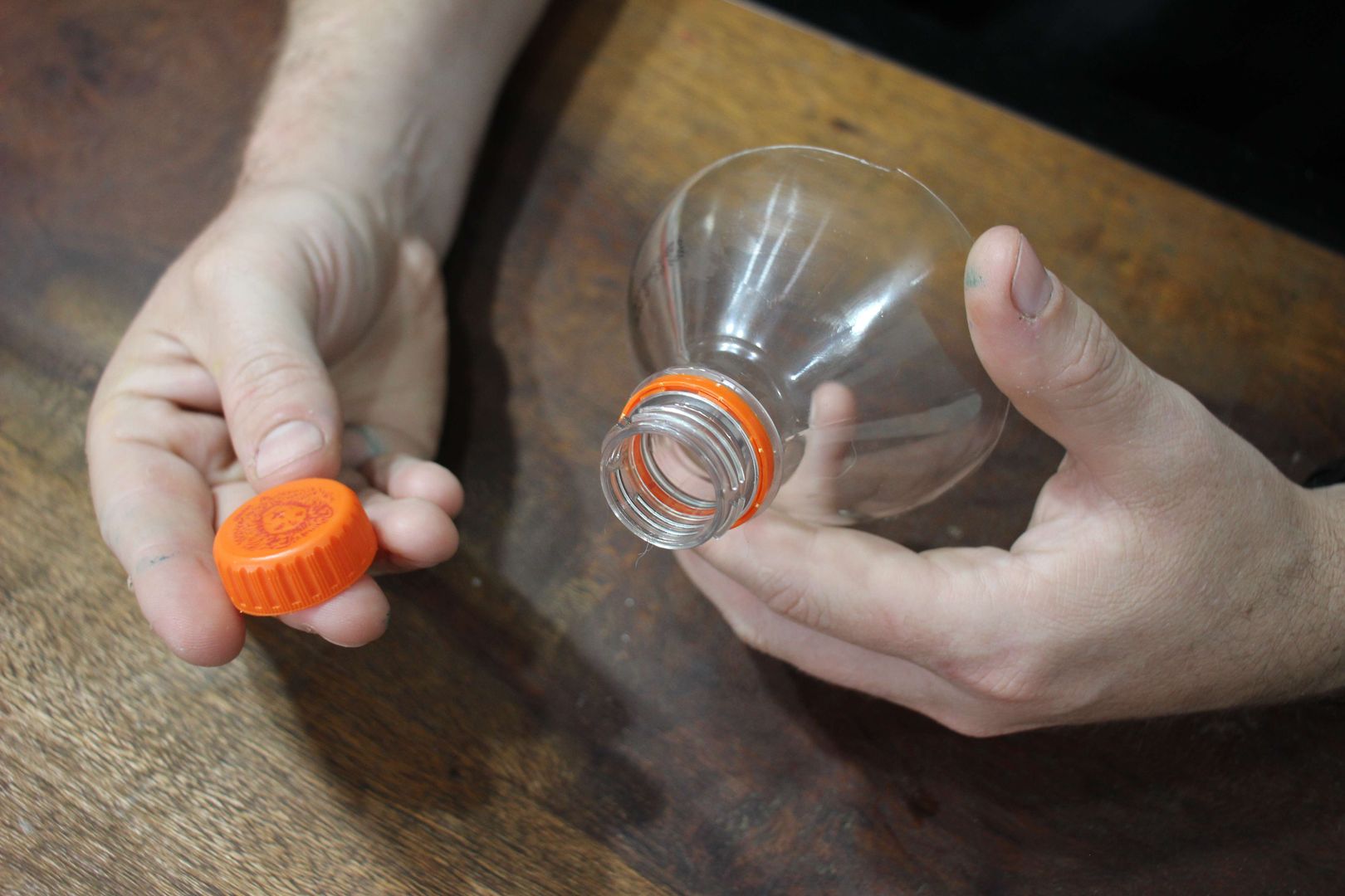 Adım 2: Plastik şişenin kapağını açın