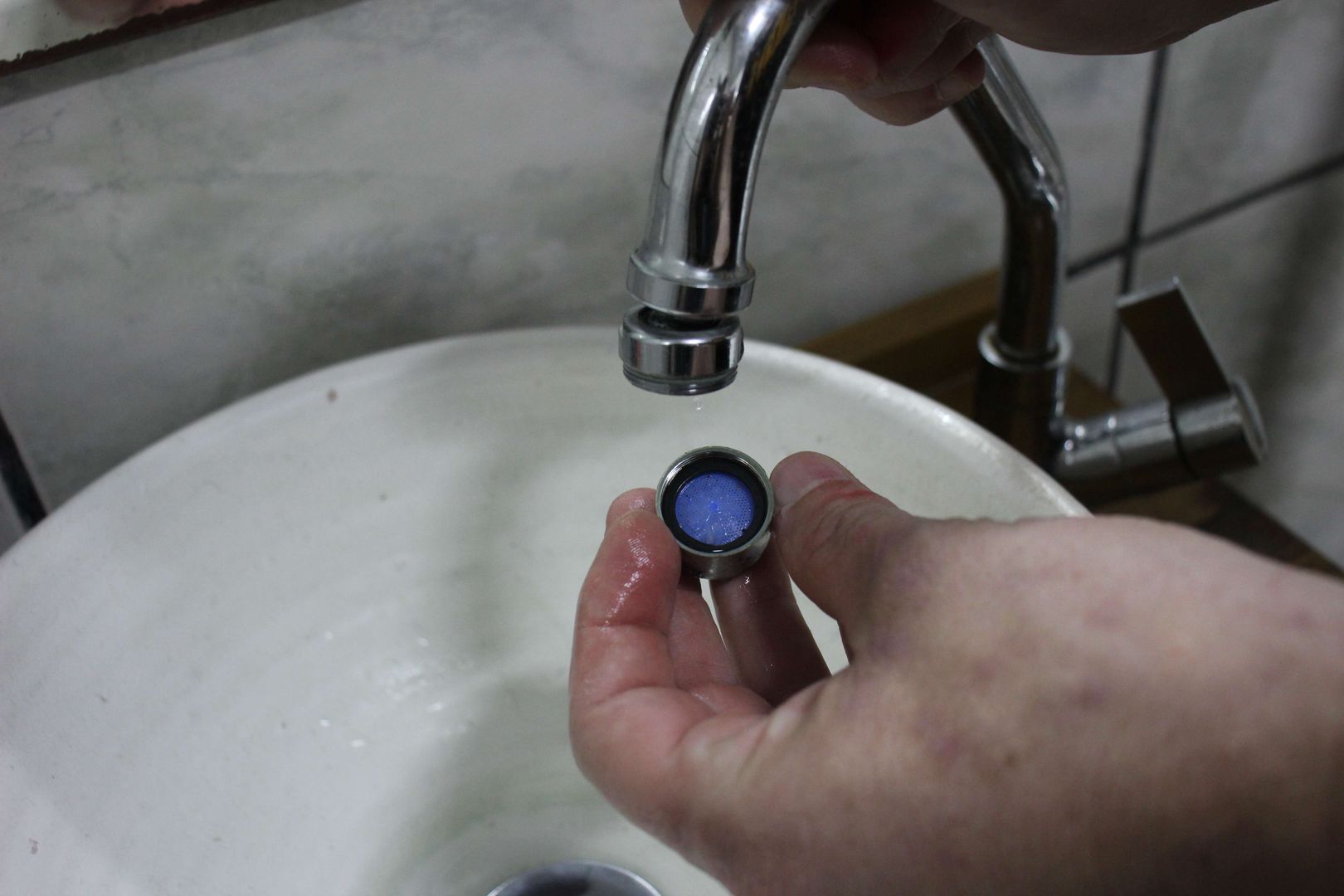 Adım 2: Tıkalı musluk ucu filtresini çıkarın.