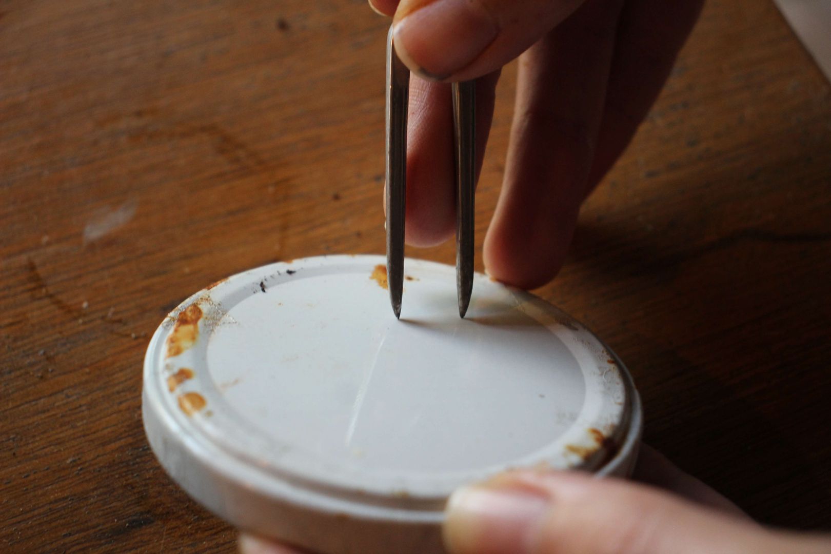 Adım 8: Kapakta küçük delikler açın