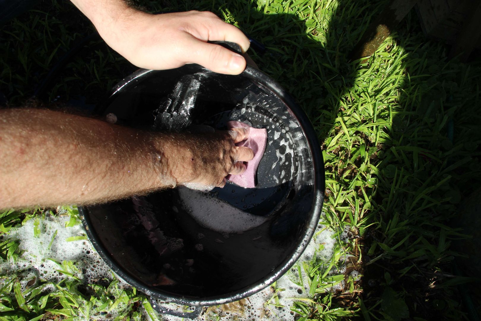 Adım 3: Temizleme süngeri ile ovun