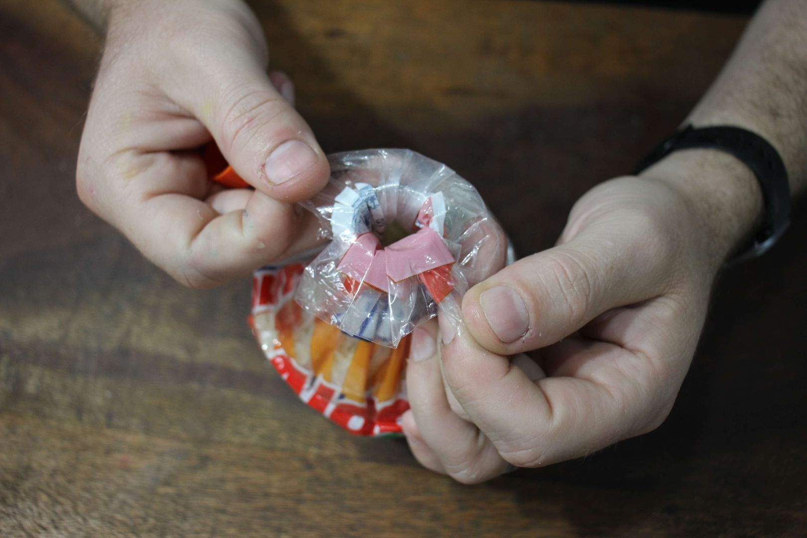 Adım 3: Şişe kapağını torba ağzına yerleştirin