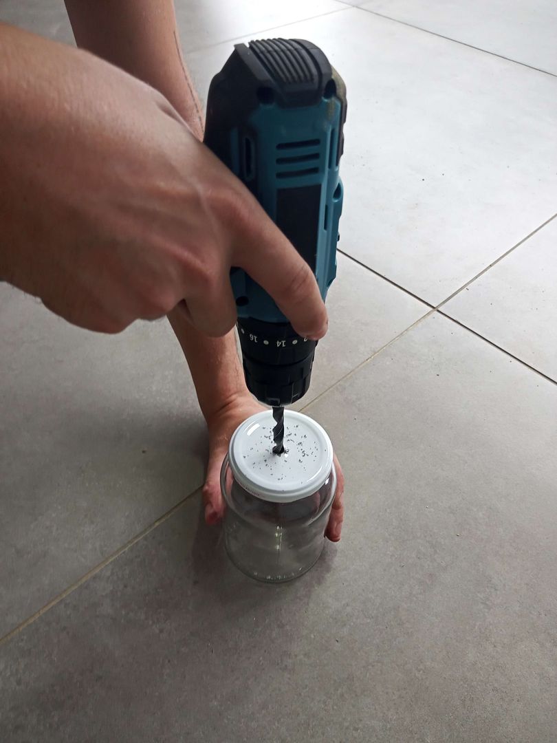 Adım 2: Kavanoz kapaklarına birkaç delik açın