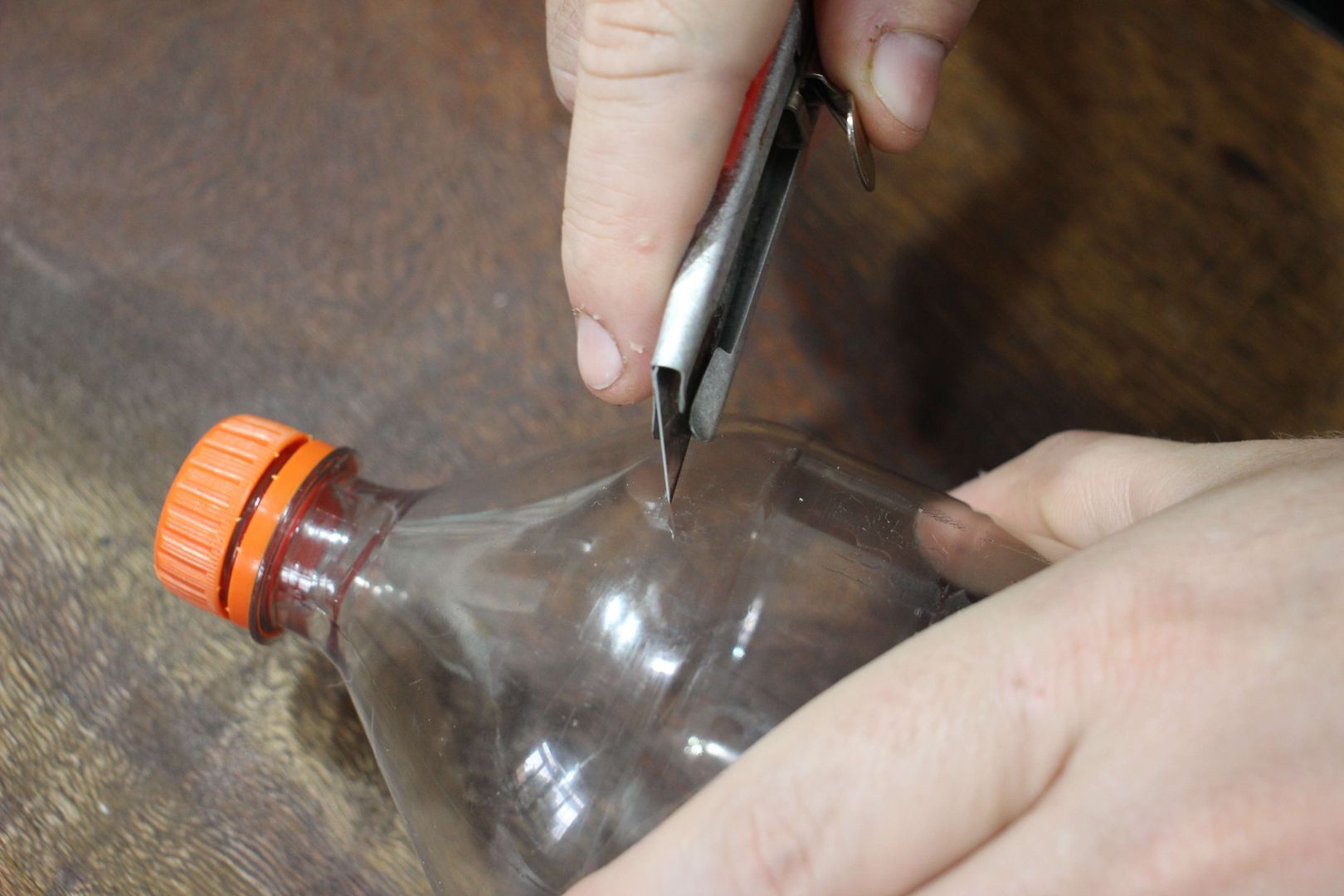Adım 1: Plastik şişenin ucunu kesin