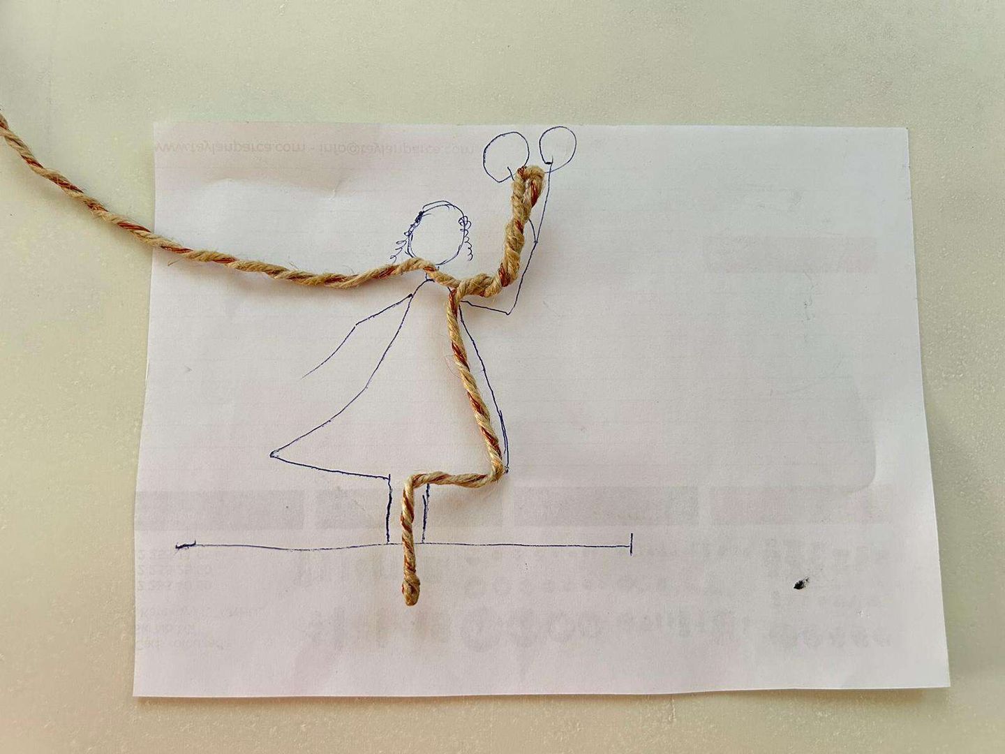 Adım 3: Bir kağıt parçasına bir kız çizin ve teli onun etrafına bükmeye başlayın