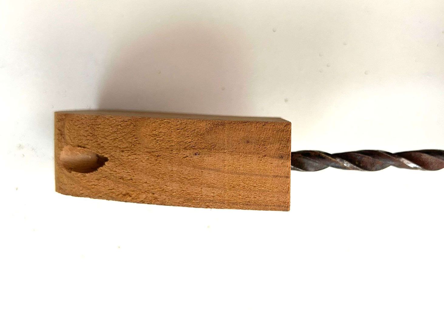 Adım 3: Üzerine bir delik açın