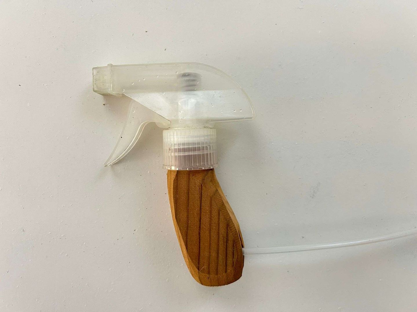 Adım 4: Spreyi bu delikten geçirin