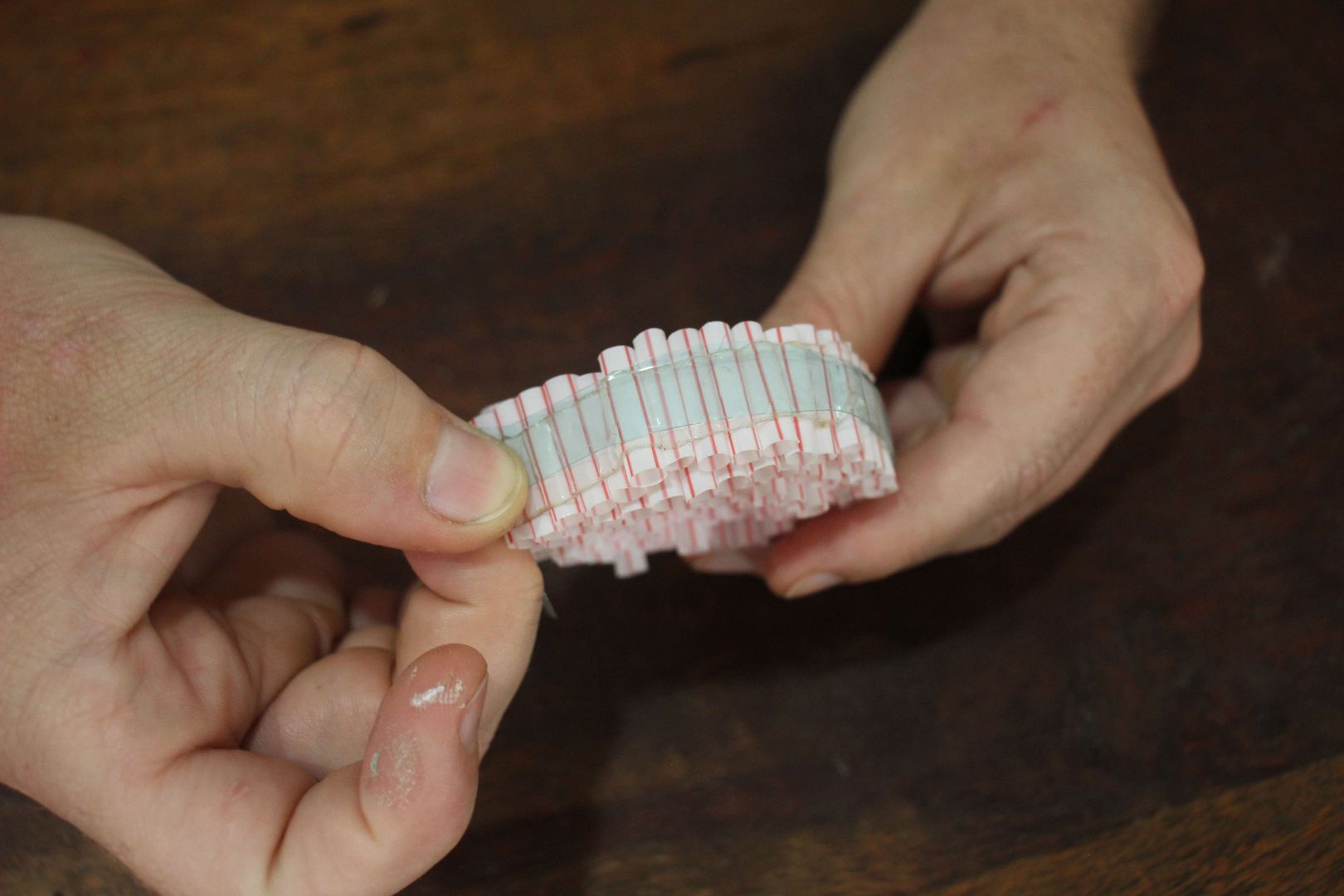 Adım 5: Pipetlerin etrafına tutkal ekleyin