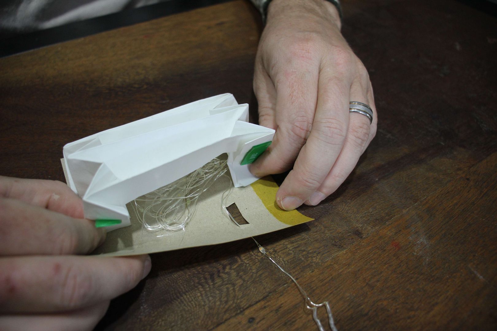 Adım 7: Kağıdı Akordeon Şeklinde Işıkların Üzerine Yapıştırın