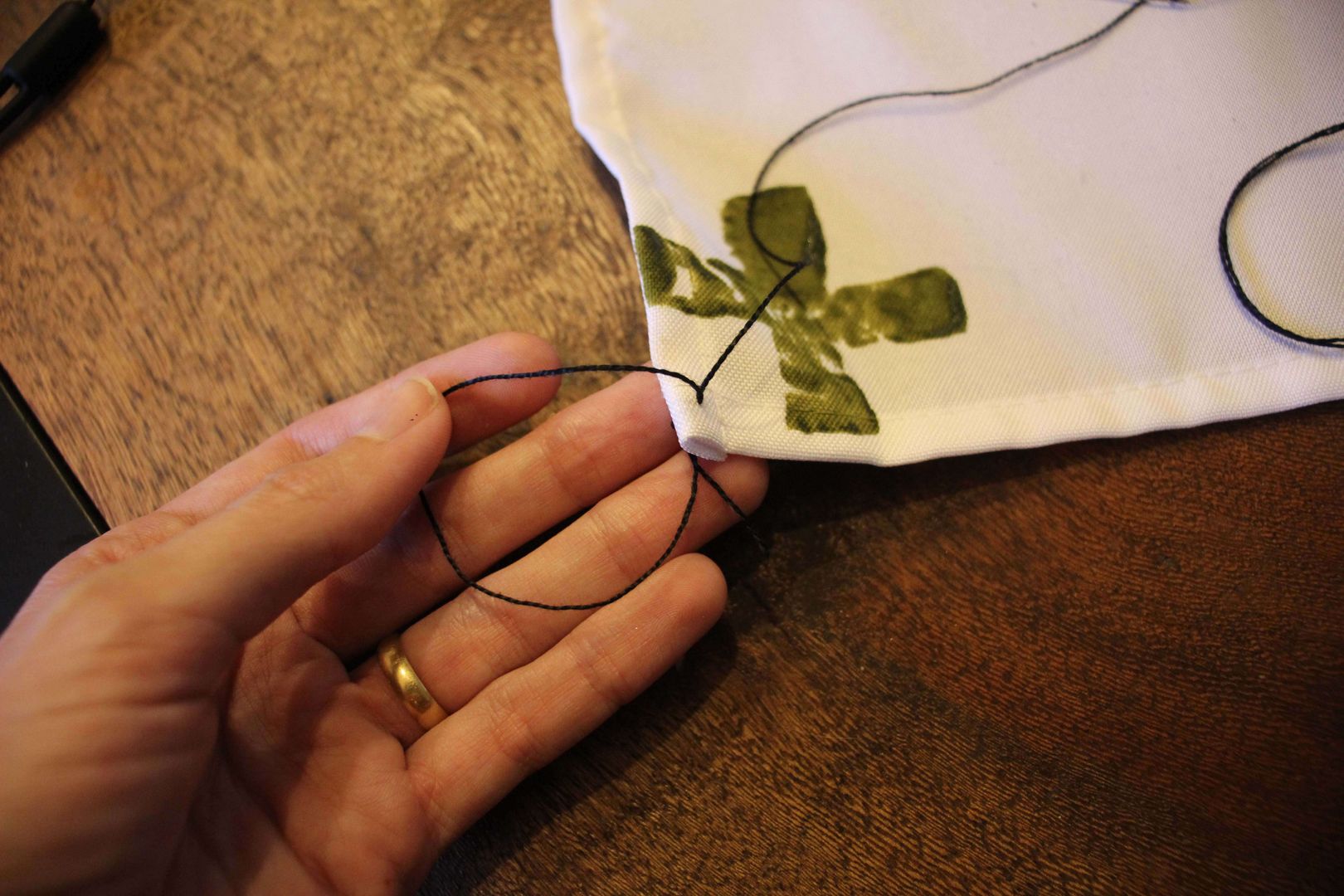 Cómo enhebrar una aguja y hacer un nudo: 13 Pasos