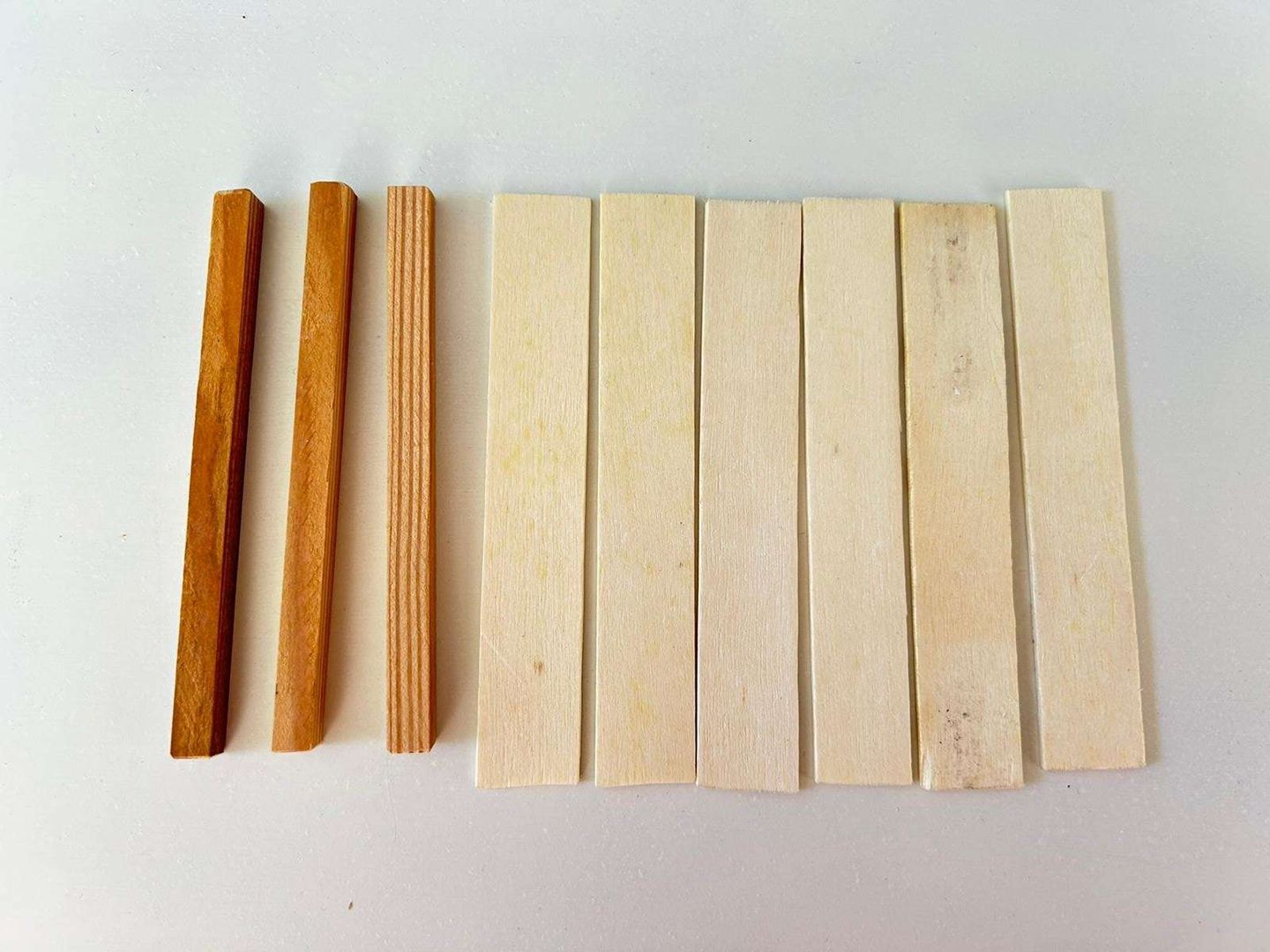 Adım 2: Tabanı yapmak için üç tahta çubuk alın