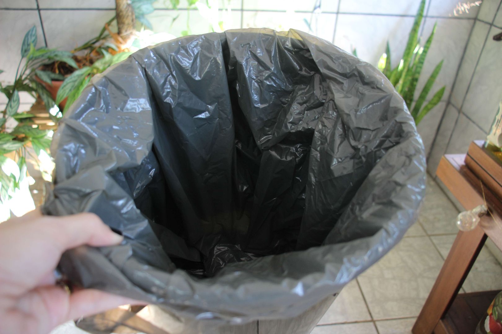 Adım 7: Çöp poşetini çöp kutusuna koyun