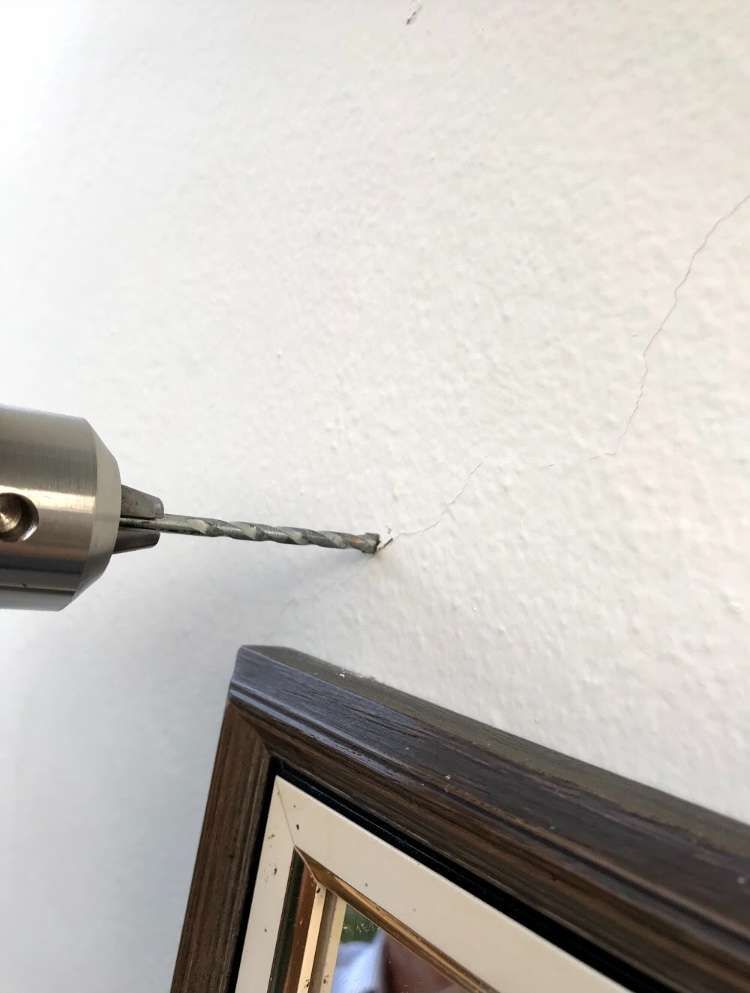 Adım 2: Duvara delikler açın