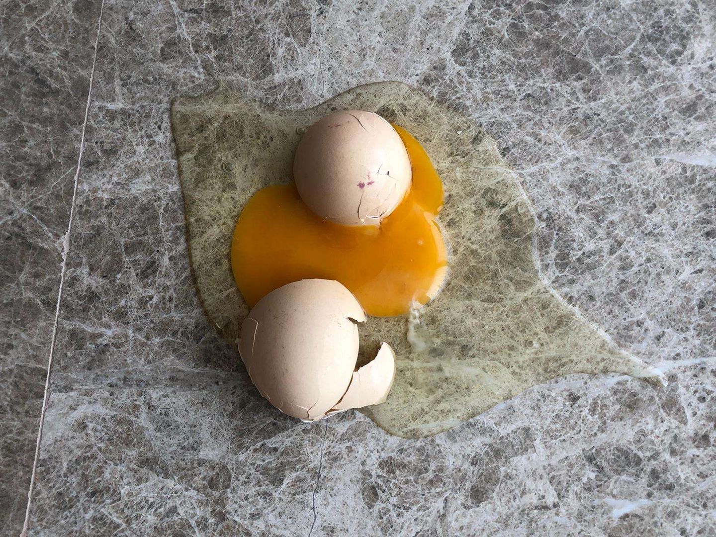 Вода пахнет яйцом. Лайфхак с яйцом. Яйца в миске Эстетика. Серебряное яйцо лайфхак. Решетки для яиц лайфхак.