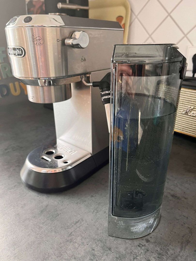 デロンギのコーヒーマシンの水垢を取る方法 |コーヒーマシンの