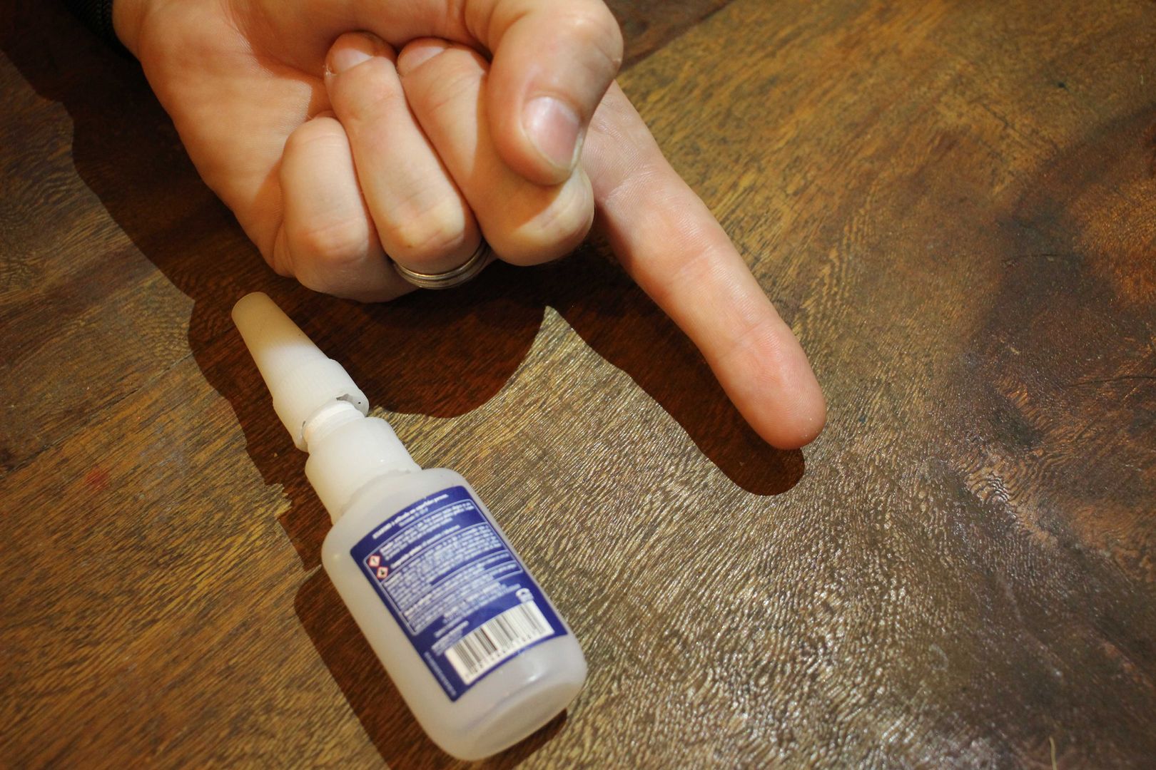 Comment enlever de la colle super-glue de vos doigts - DIY Facile ...