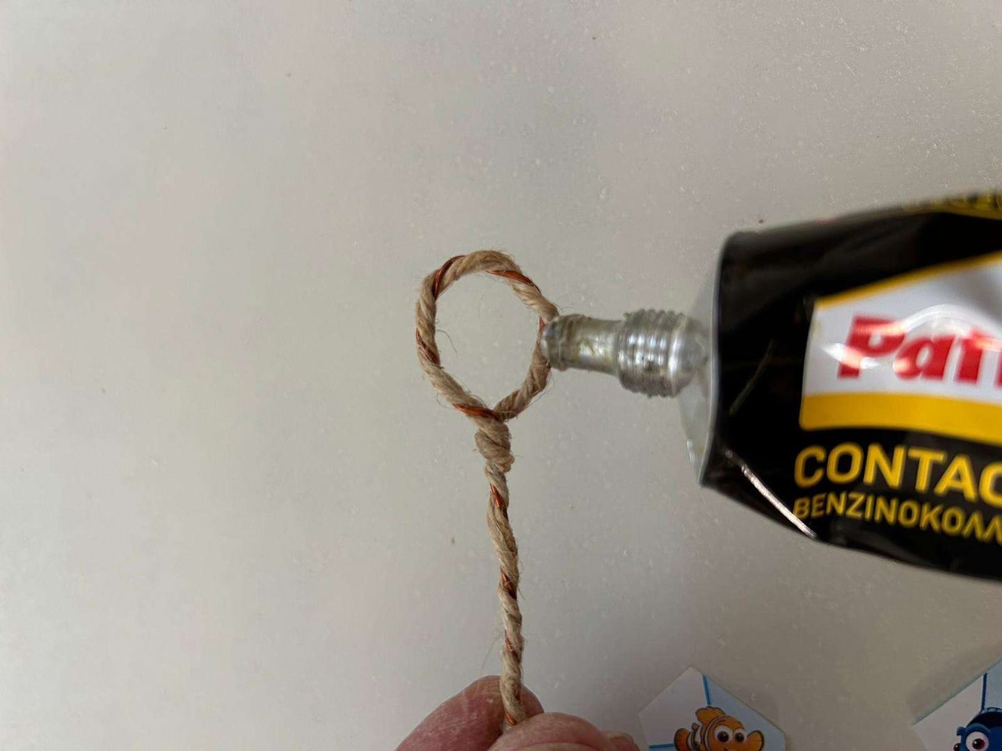 Adım 7: Tel yapıya yapıştırıcı uygulayın