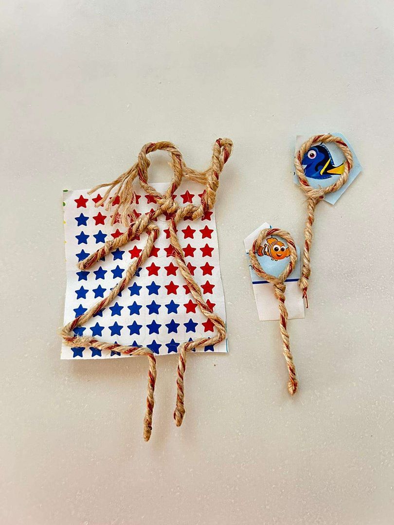 Adım 8: Tel yapıyı kağıda yapıştırın