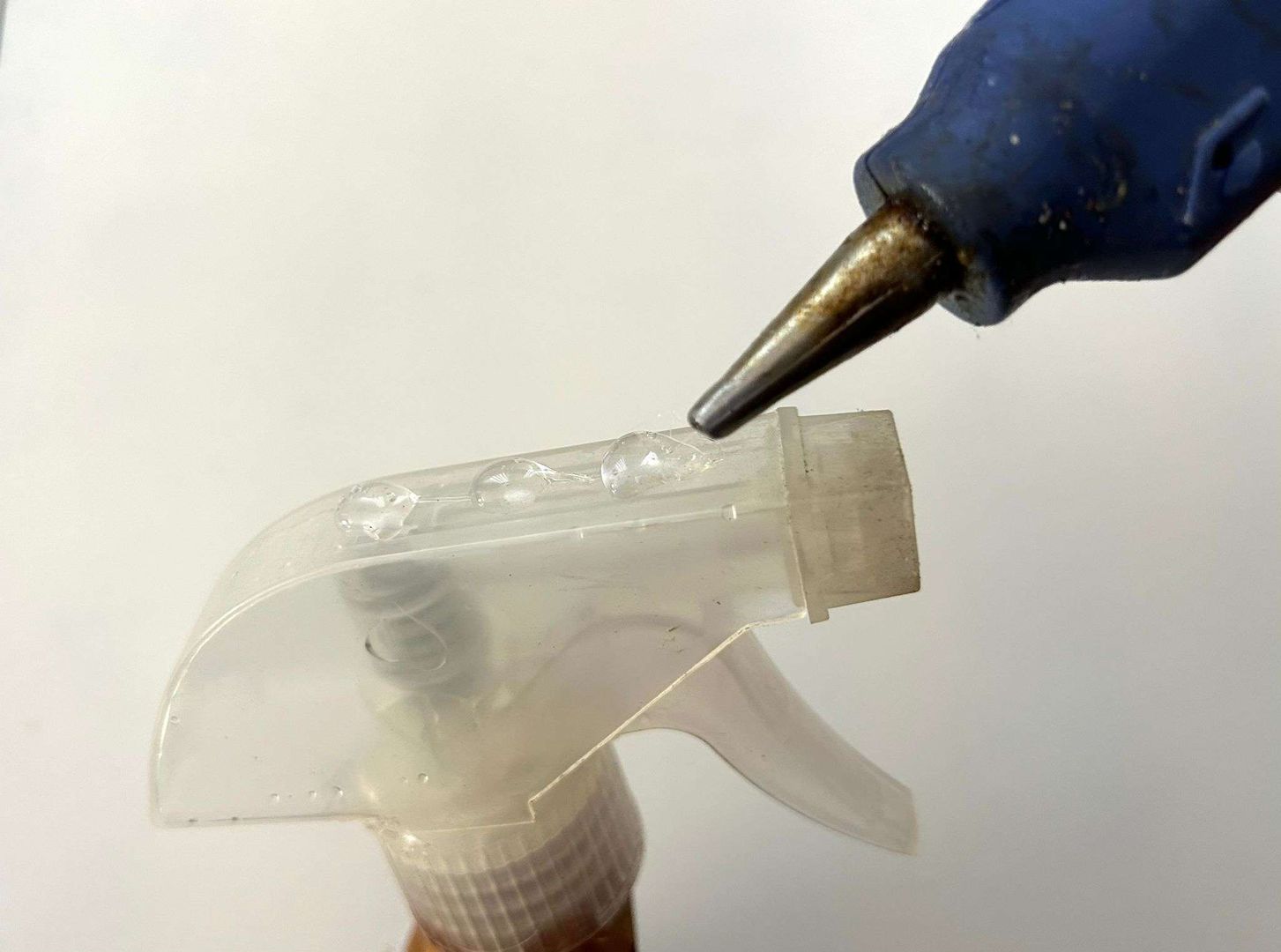 Adım 7: Püskürtücünün üst kısmını yapıştırın