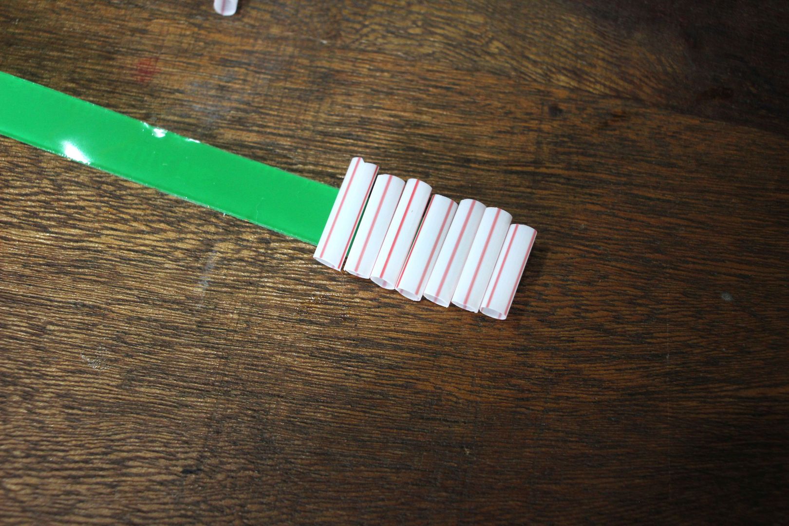 Adım 2: Pipet parçalarını çift taraflı bantla yapıştırın