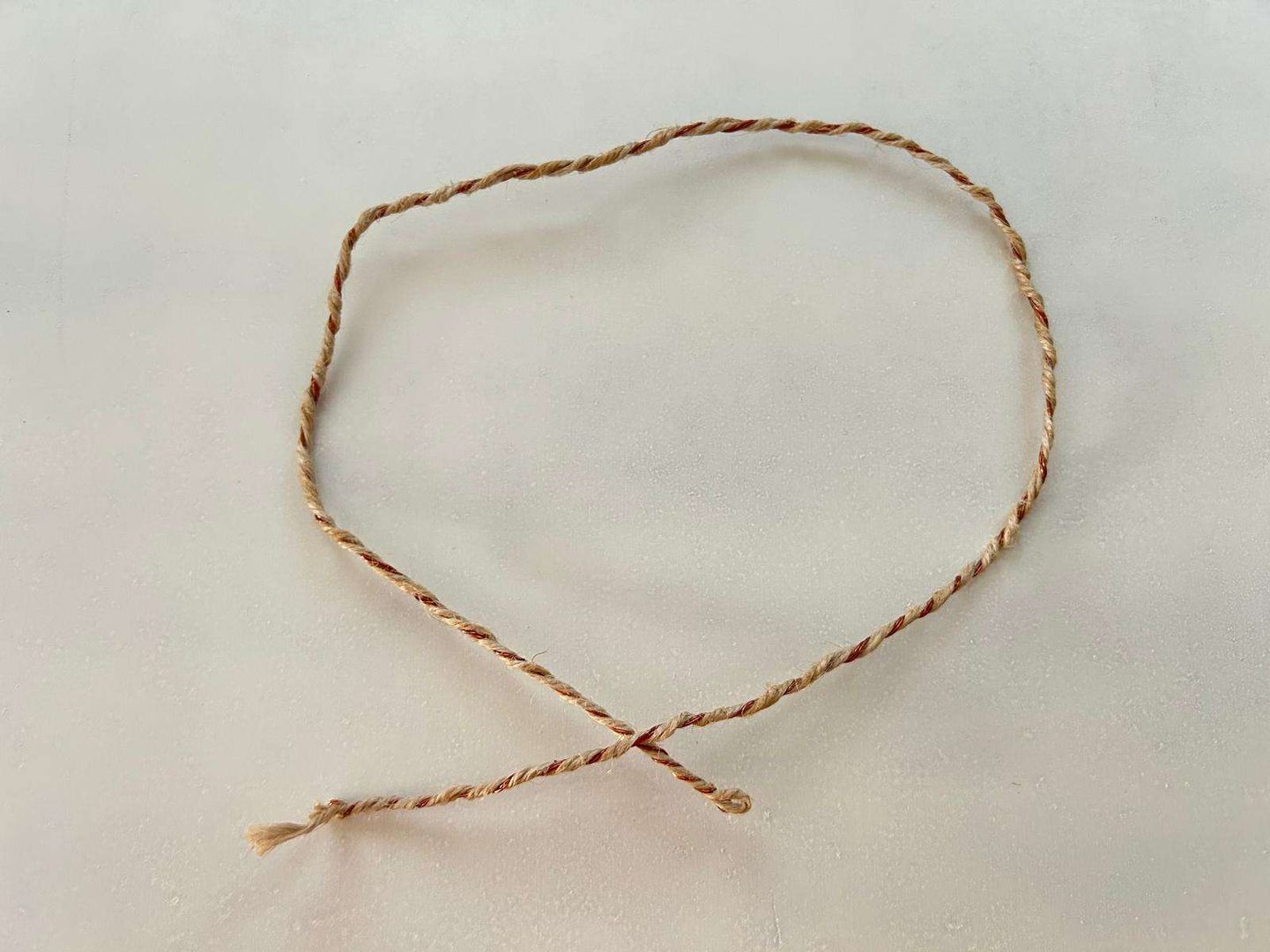 Adım 1: Bir parça doğal iplik alın