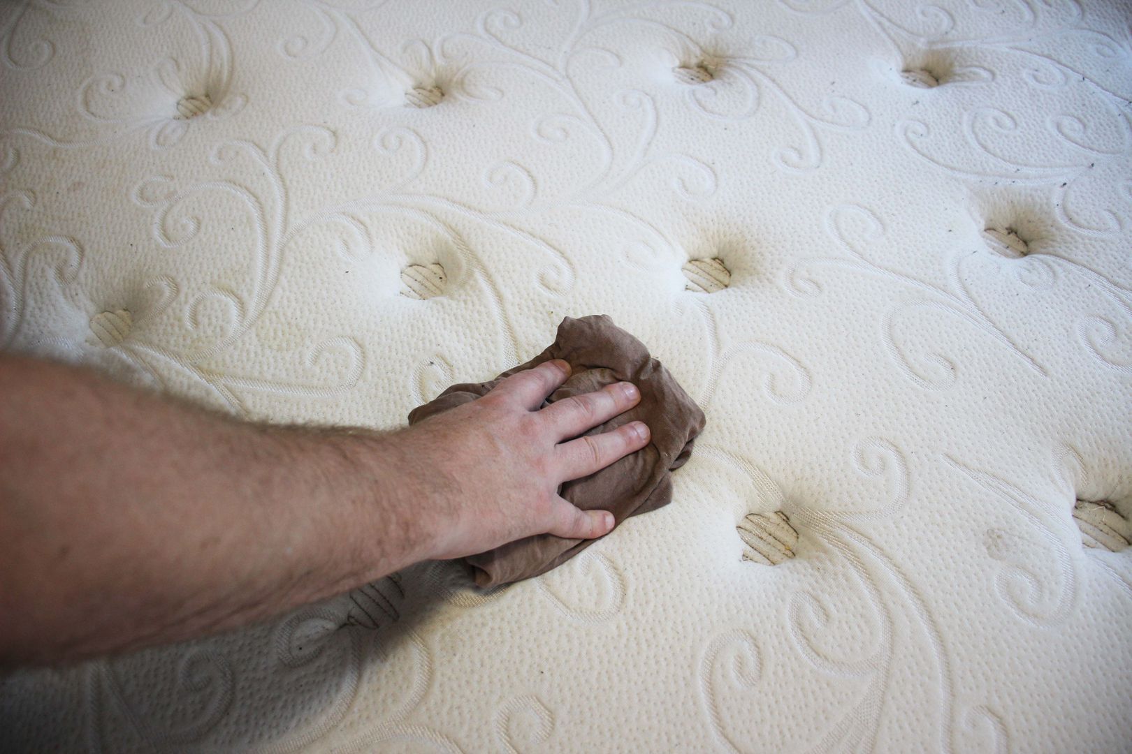 lotta alla polvere sotto il letto: come si pulisce un letto con