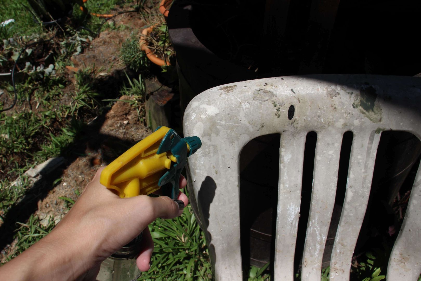 Wie man einen weißen Plastikstuhl in 13 DIY-Schritten reinigt