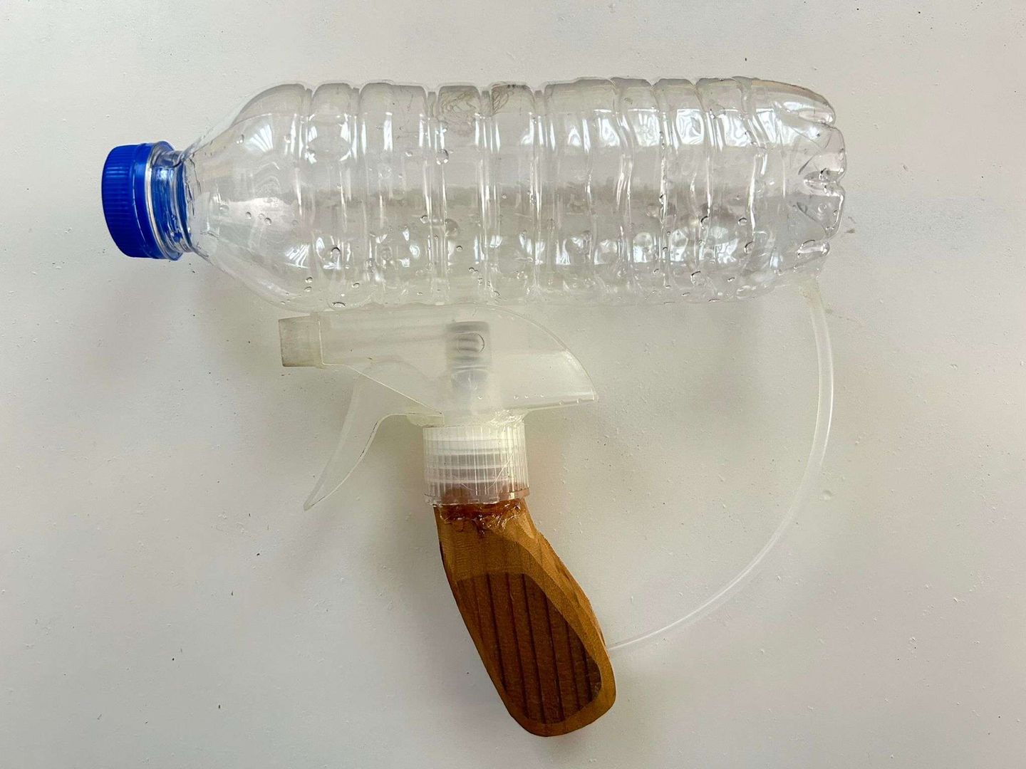 Adım 8: Şişeyi üstüne yapıştırın