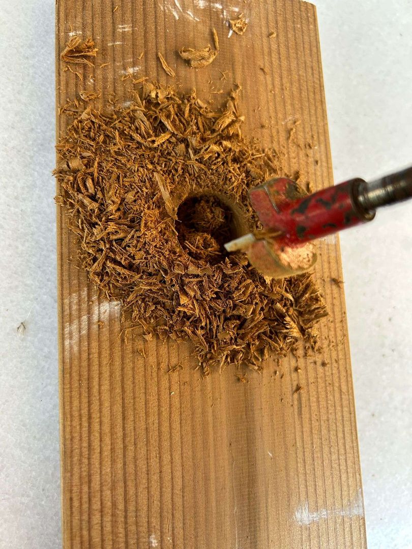 Adım 2: Musluk girişi için ahşabı delin