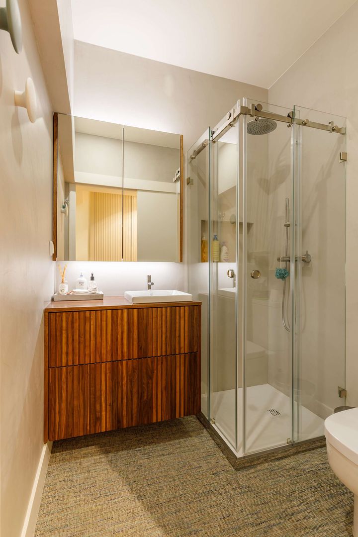 Casa Pasteur - WC homify Daire Cabinetry, Plumbing fixture, Tap, Bathroom cabinet, Bathroom, Building, Sink, Fixture, Shower door, Mirror