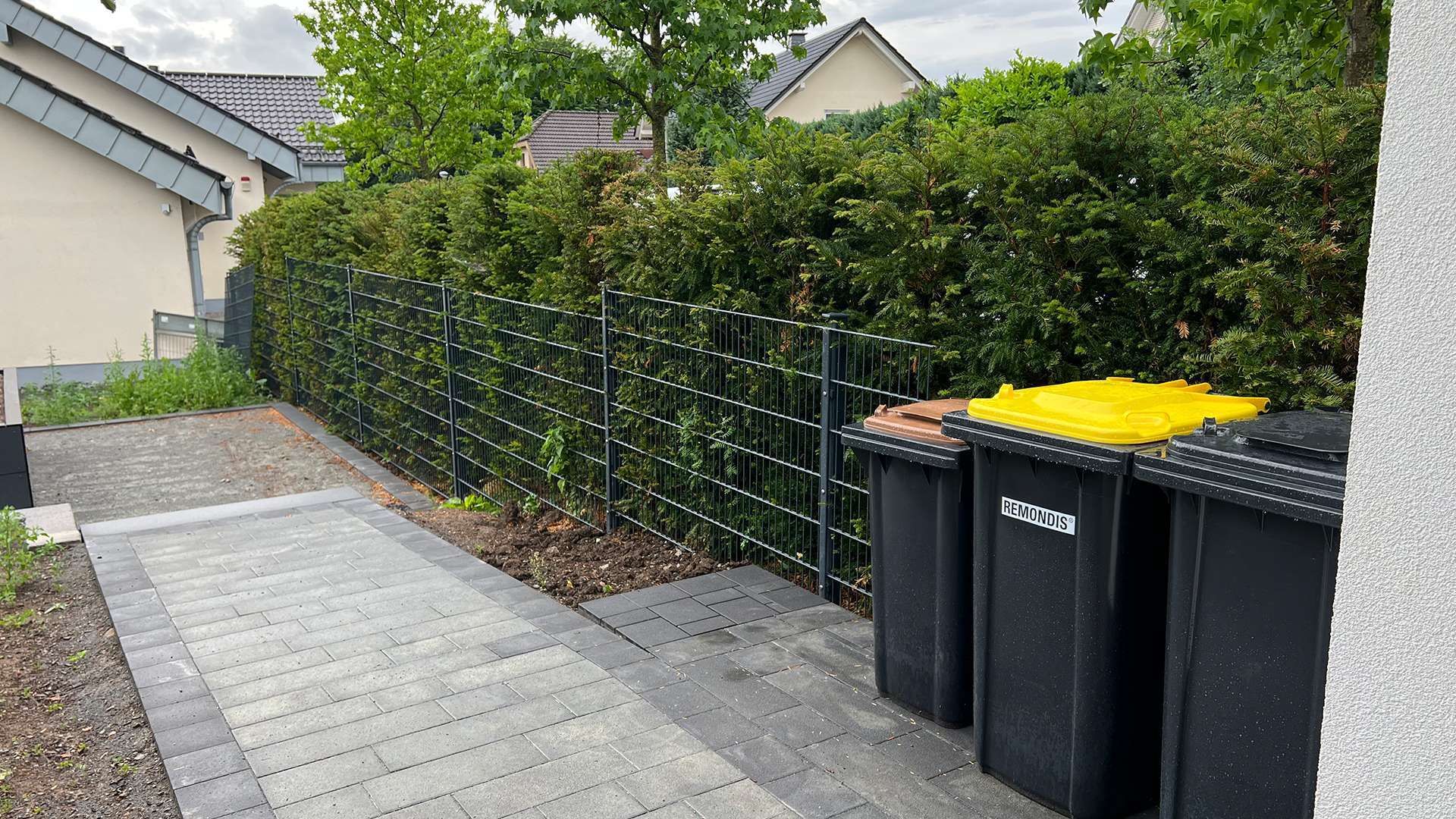 Design Mülltonnenbox HPL von nogabo homify Ön avlu Anlage, Abfalleindämmung, Müllcontainer, Straßenbelag, Asphalt, Wolke, Gebäude, Wand, Himmel, Gras