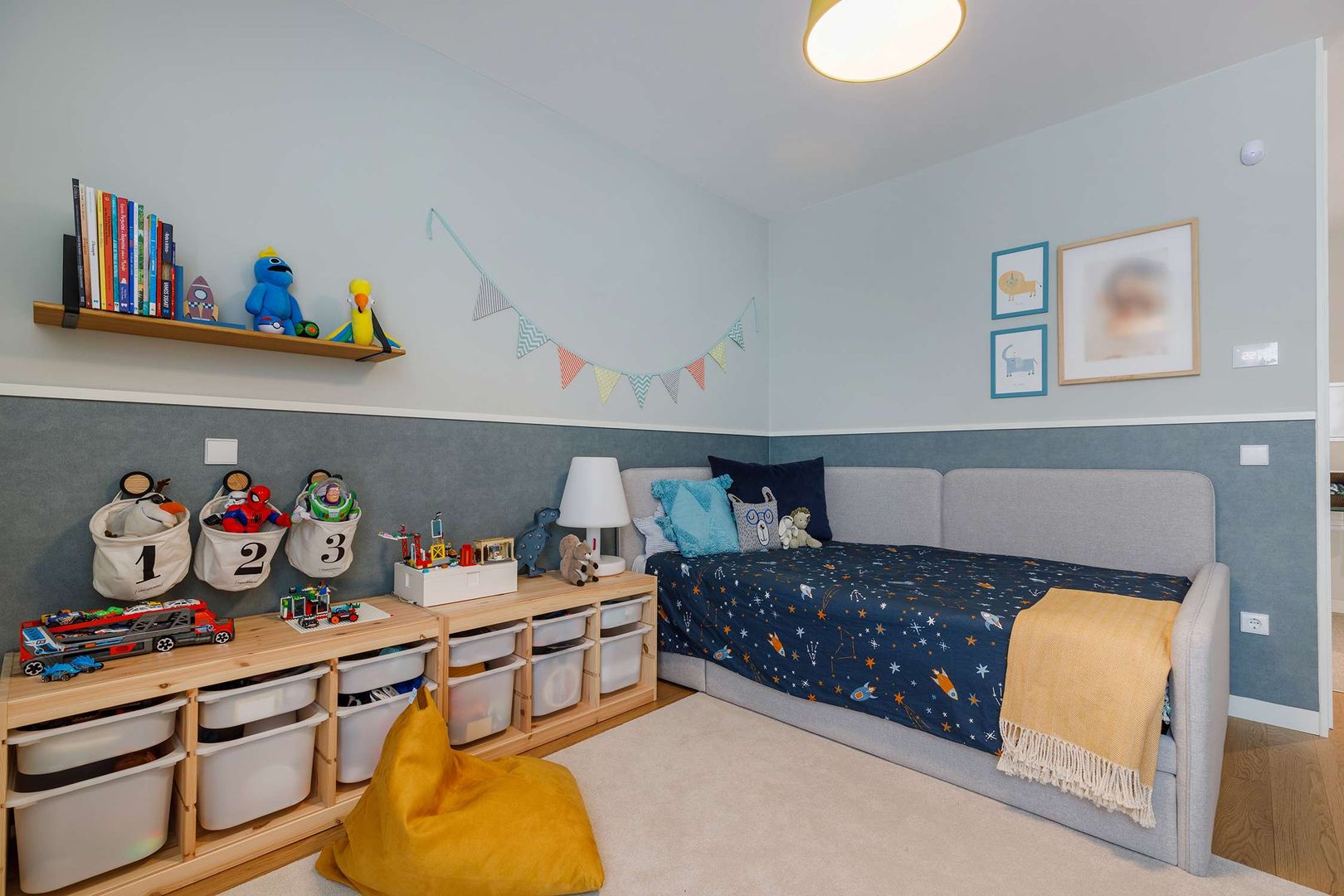 Quarto de criança | SHI Studio Interior Design homify Erkek çocuk yatak odası Propriedade, Mobília, Sofá, Azul, Design de interiores, Amarelo, Sala de estar, Prateleira, Chão, Casa