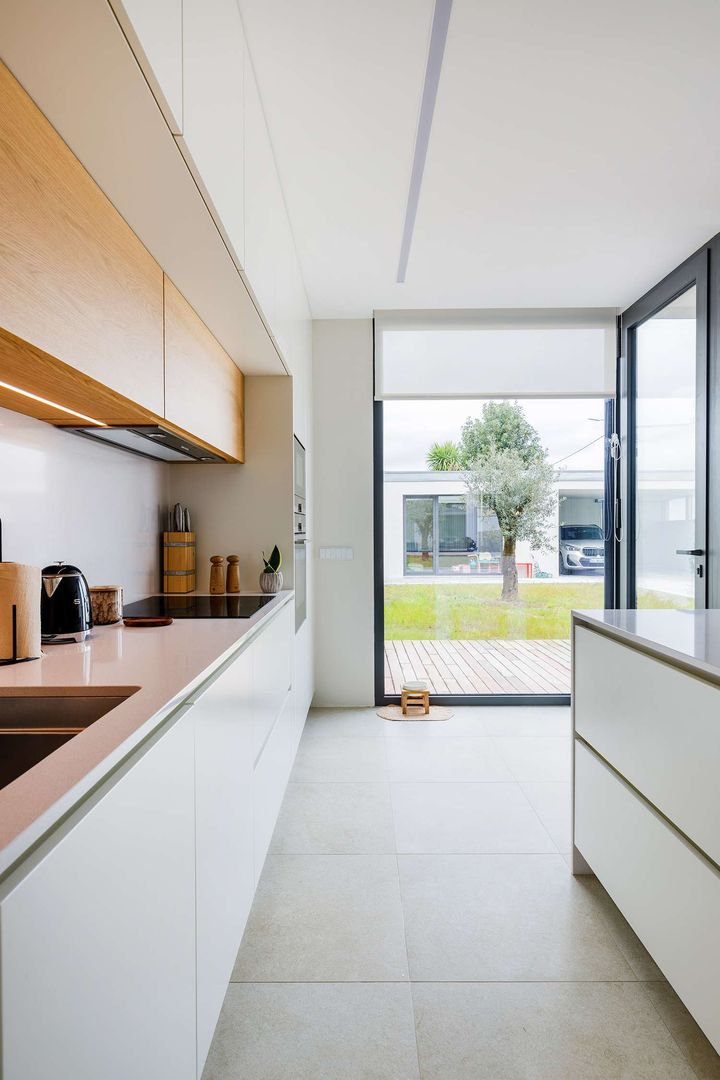 Cozinha - Casa Serenity | SHI Studio homify Mutfak üniteleri Prédio, Armários, Bancada, Iluminação, Madeira, Calendário, Design de interiores, Pisos, Chão, Casa