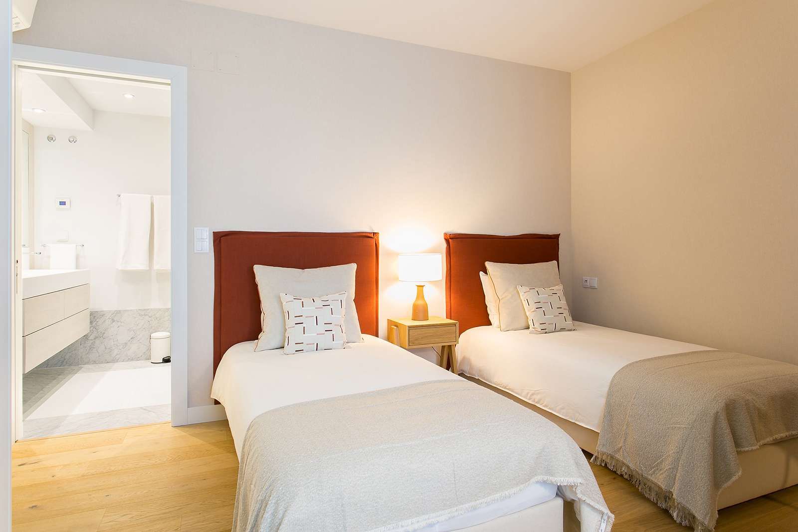 Apartamento | Praça de Espanha, Traço Magenta - Design de Interiores Traço Magenta - Design de Interiores Small bedroom