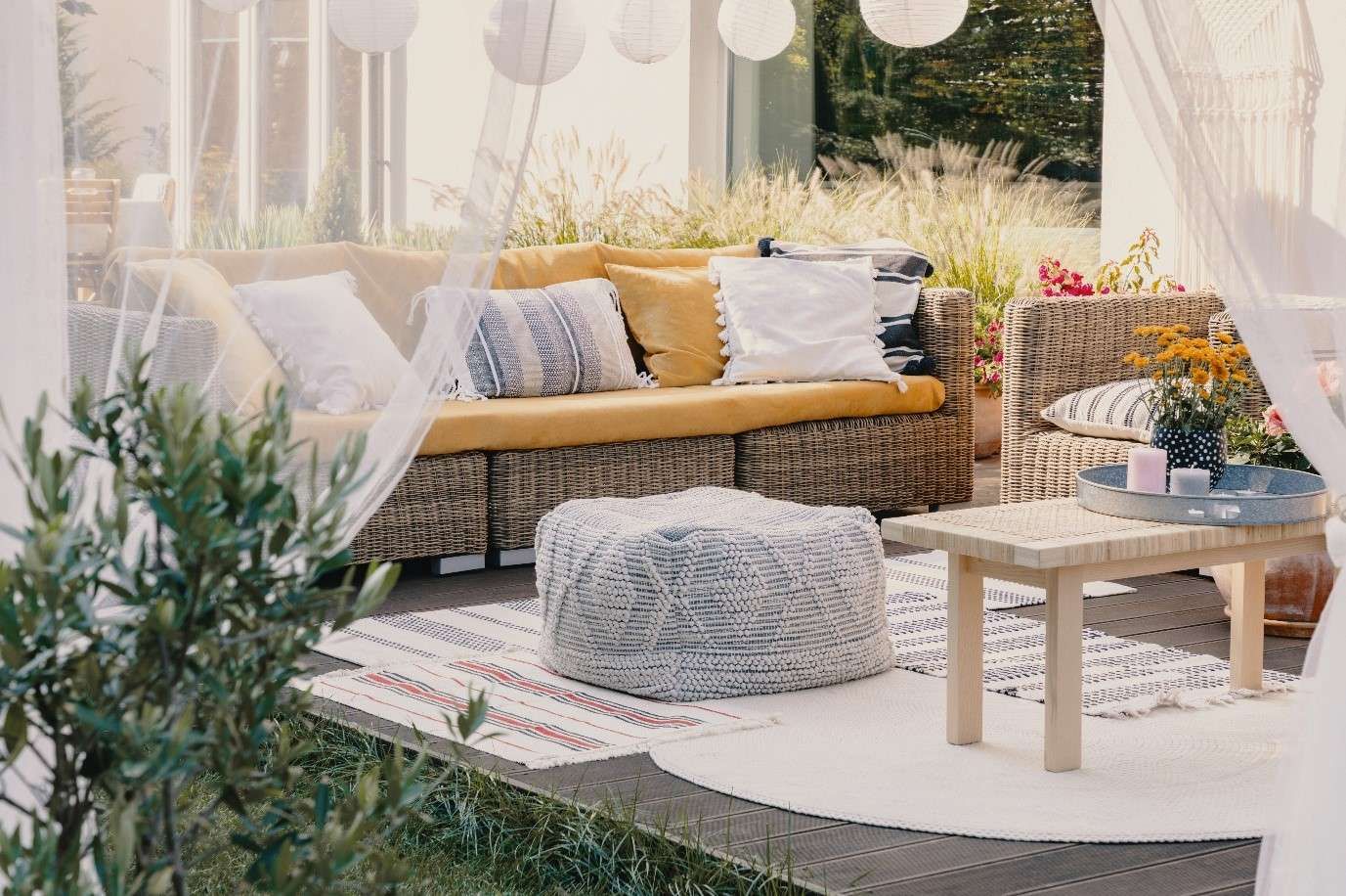 In 4 Schritten zum Traumgarten Press profile homify モダンデザインの テラス Plant, Table, Furniture, Comfort, Interior design, Outdoor furniture, Rectangle, Coffee table, Wood, Decoration