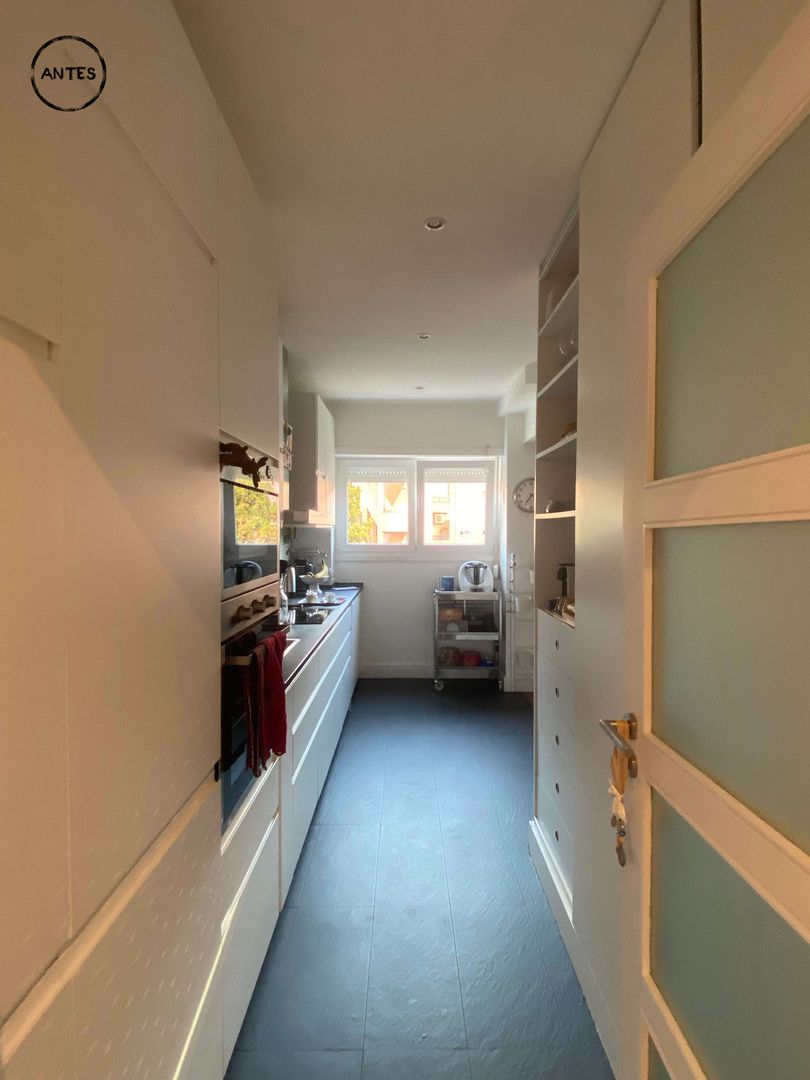 Casa Pasteur - Antes homify Küçük Mutfak Flooring, Shelving, Floor, Hall, Wood, Fixture, Ceiling, Space, Building, House