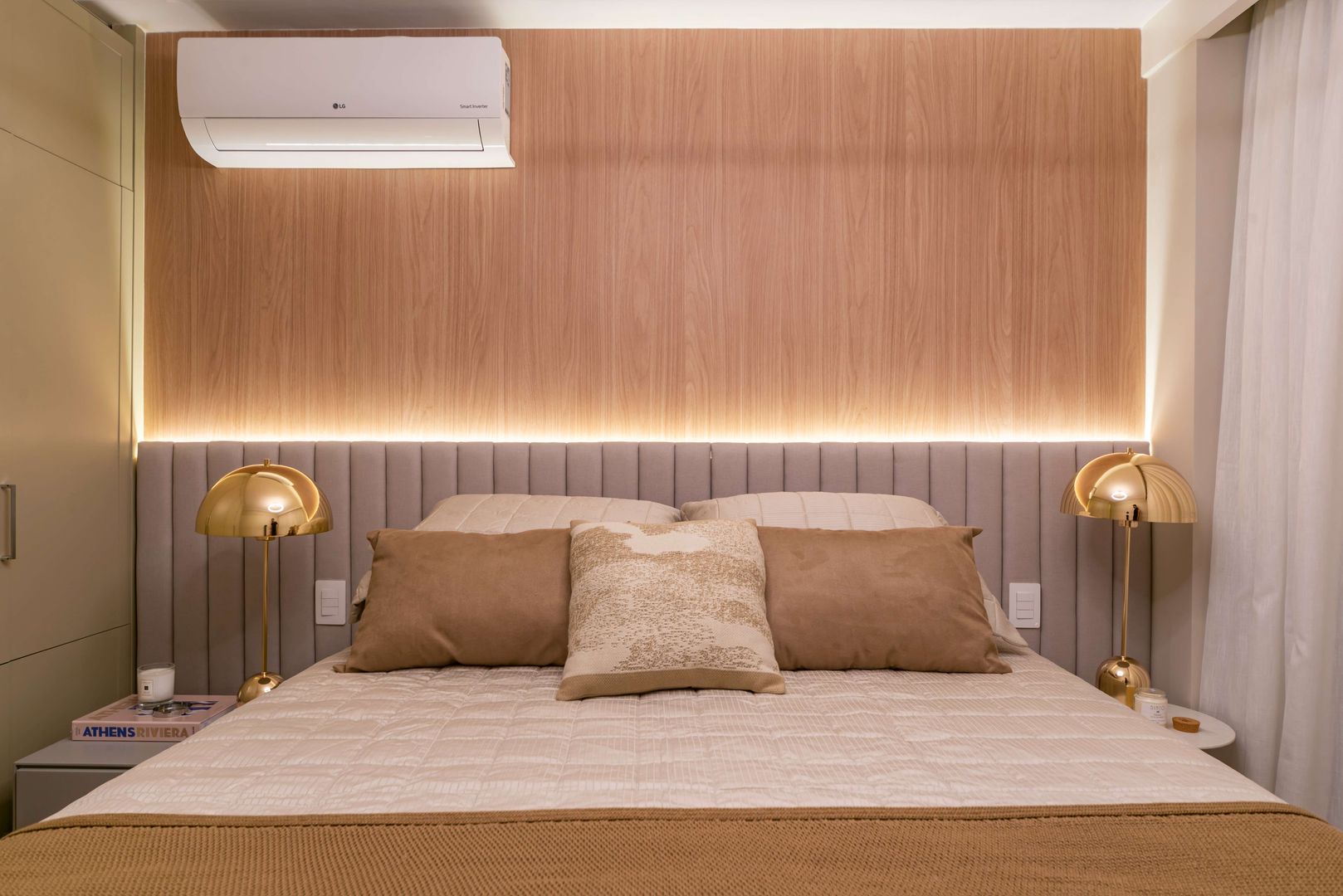 Valorização e revitalização de imóvel para um casal recém casado Thaís Guarizo I Arquitetura e Interiores Apartamento Mobília, Propriedade, Prédio, Conforto, Madeira, Têxtil, Design de interiores, Armação de cama, Cama, Parede