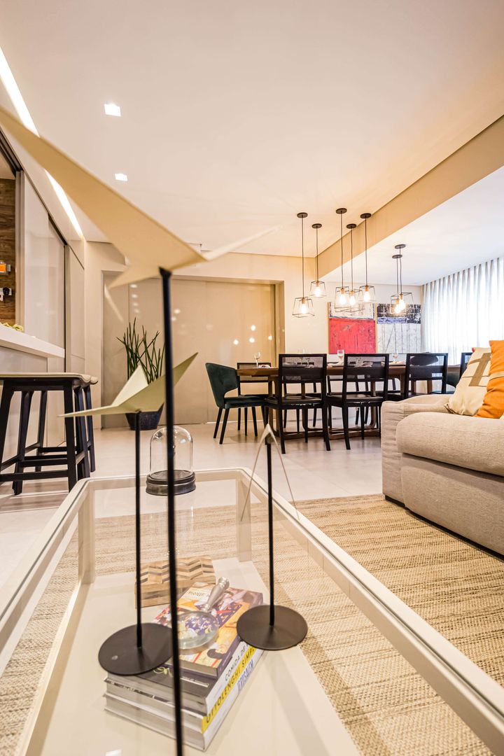 Apartamento M+F Marcela Carvalho Arquitetura e Obras Mais espaços Sala de estar, Pavimento, Chão, Salão, Prédio, Teto, Piso de ladrilhos, Condomínio, Madeira, madeira dura