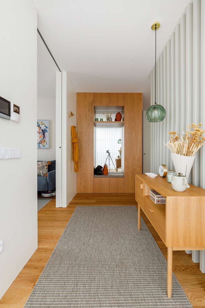 Hall de entrada - Casa Serenity | SHI Studio homify İskandinav Koridor, Hol & Merdivenler Mobília, Madeira, Design de interiores, Conforto, Pisos, Parede, Chão, Salão, Madeira nobre, Teto