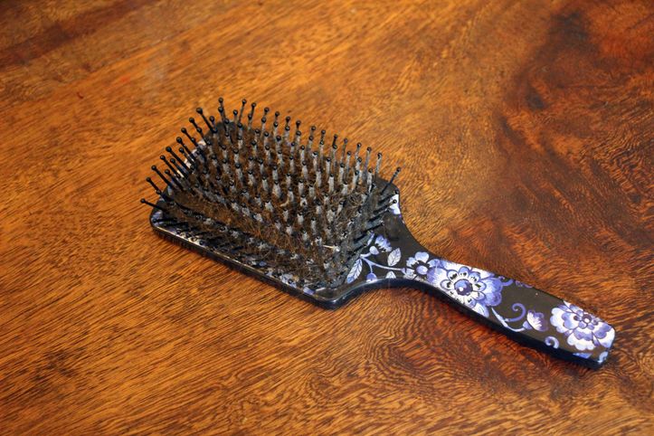 How to Clean Your Hairbrush In 12 Amazingly Easy Steps