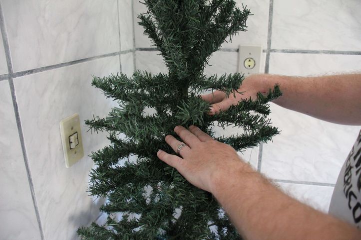 how to clean a christmas tree with lights