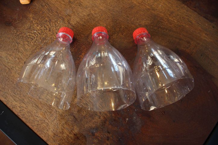 Como hacer Manualidades con una Botella de Plastico <sub>Tutoriales</sub>   Botellas de plástico vacías, Botellas plasticas, Como hacer manualidades