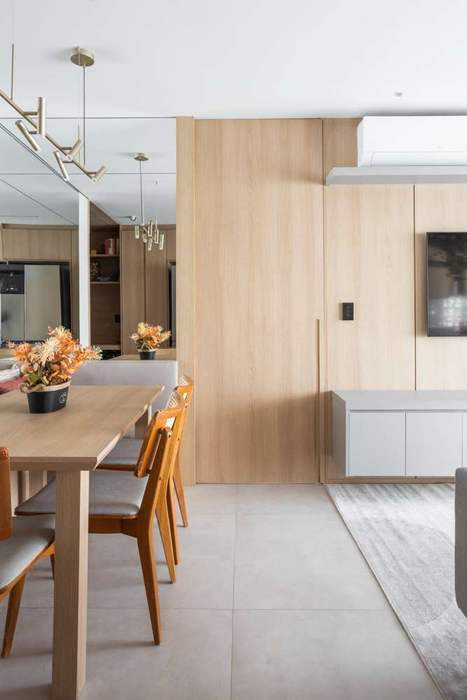 Apartamento 70m² - Perdizes - SP Juliana Dias Arquitetura Apartment Furniture, Interior design, Flooring, Floor, Wall, Wood, Light fixture, Ceiling, Home, Table